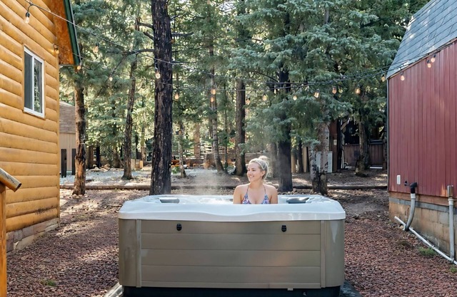 Cozy Cabin & Hot Tub Pet Friendly with AC and Fast WiFi in Duck Creek Village