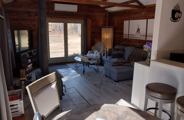 Cozy cabin in adorable Hart. Close to Pentwater, Ludington and SilverLake.