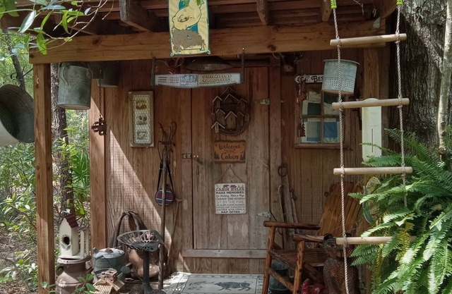 Cozy cabin in charming Chiefland with WiFinPrimitive cabin with fan and lights.