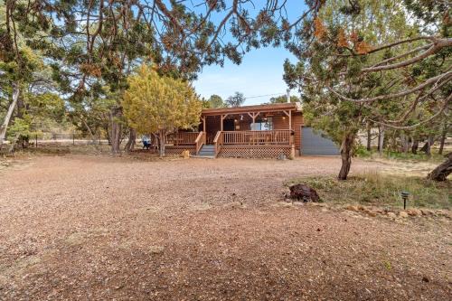Cozy Cabin in Heber with a deck and fireplace