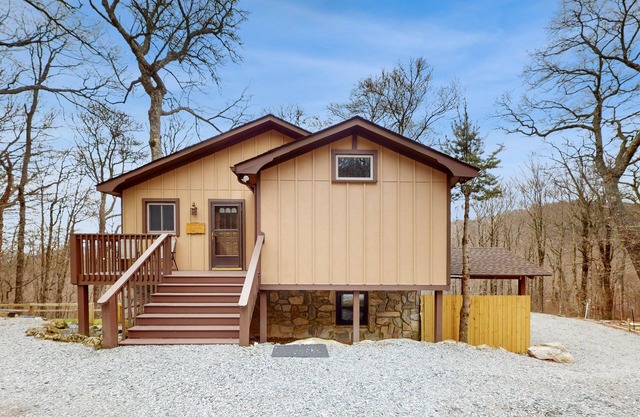 Cozy cabin in the blue ridge mountains close by lifts, golf, and zip-line