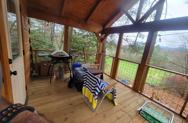 Cozy cabin in the Woods, just a mile from Pisgah National Forest