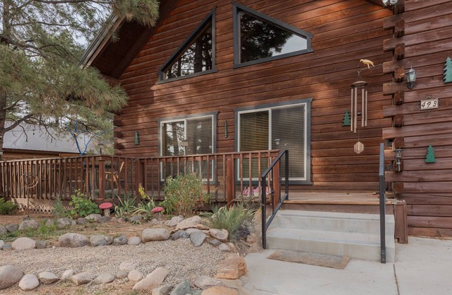 Cozy Cabin | Near Shopping, Dining, Skiing, Golfing