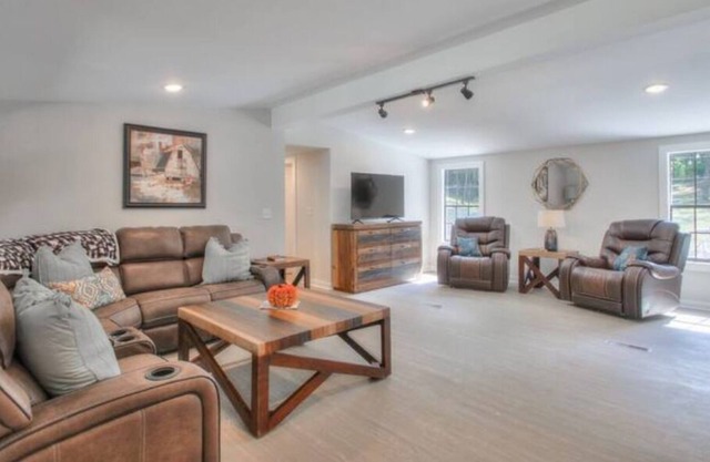Cozy cabin nestled in the beautiful woods of Mount Juliet!