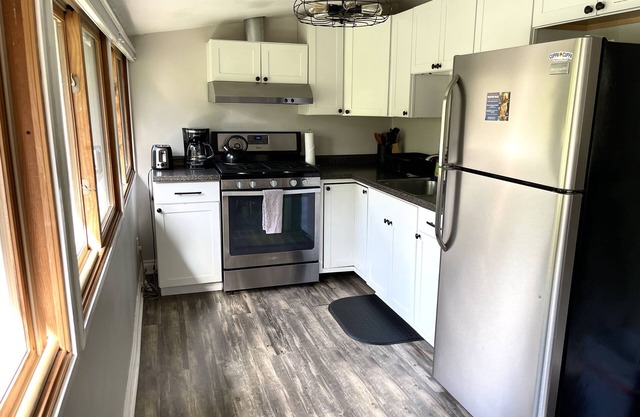 Cozy cabin close to town! Perfect couples getaway. EV Charger