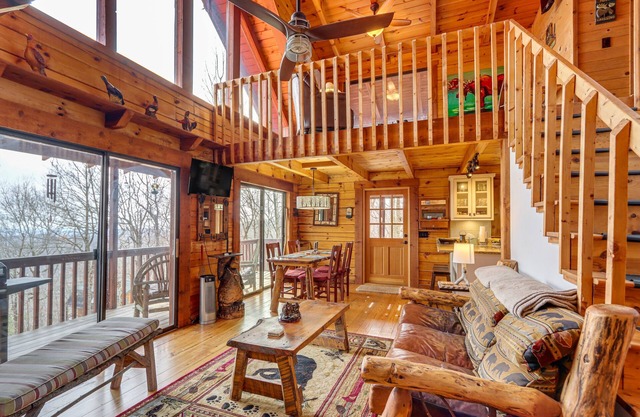 Cozy Cabin w/Blue Ridge Mountain Views & Hot Tub