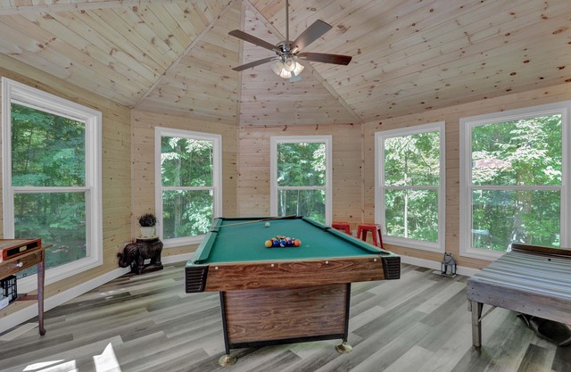 Cozy Cabin w/Central Heat/Fireplace/Game Room/Snowshoes. 45 min. N. of Kingston