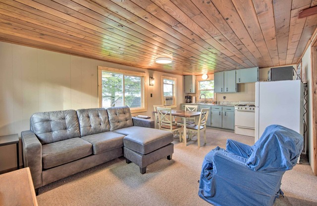 Cozy Cabin w/Deck & Private Dock on Nelson Lake!