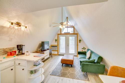Cozy Cabin with Fire Pit Walk to Lake Taneycomo!