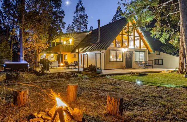 Cozy Cabin with Hot Tub Near Yosemite - Dog Friendly