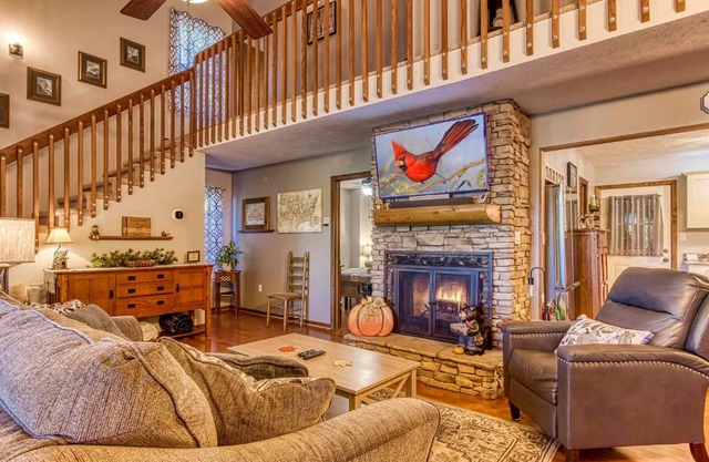 Cozy Cabin with Mountain Views Near SkyLift Park!