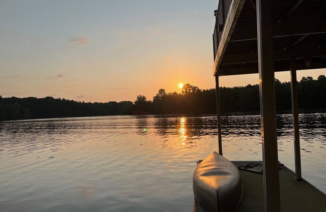 Cozy Cabin with large dock on the Lake, Stunning View!