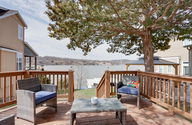 Cozy Camdenton Cottage w/Deck + Boat Dock Access!