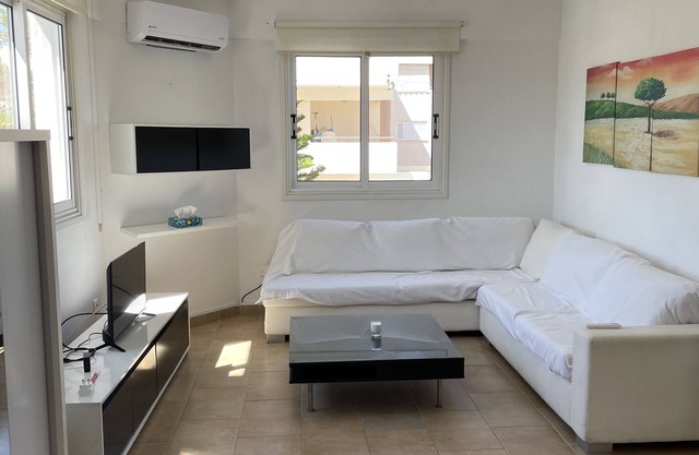 Cozy Campus Workspace: 1-Bed Flat Near University