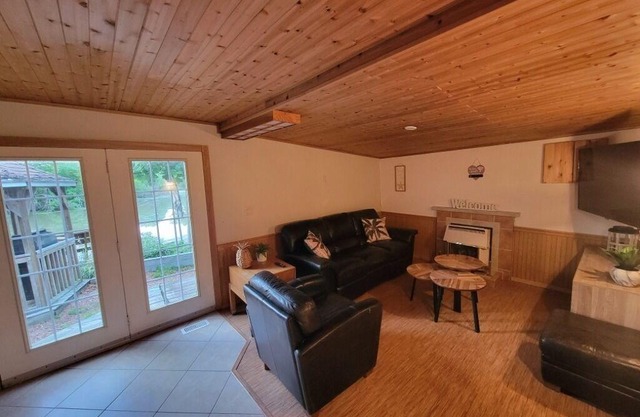 Cozy canal cottage on Cedar Island steps away from sandy Lake Erie beaches!