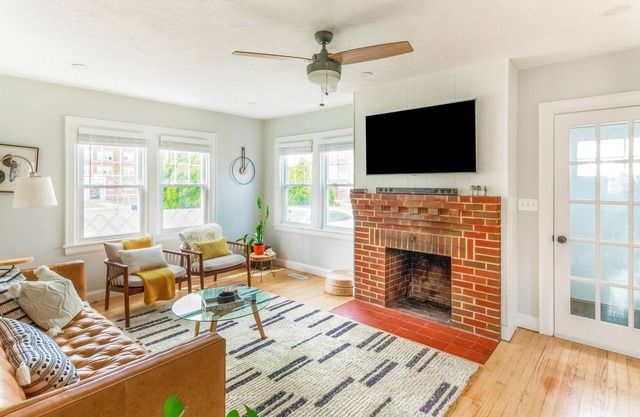 Cozy Cape - Modern - Entire Home in Malden with Free Parking
