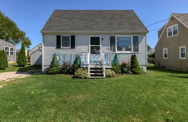 Cozy Cape, Water View, Close to Beach, Private Yard