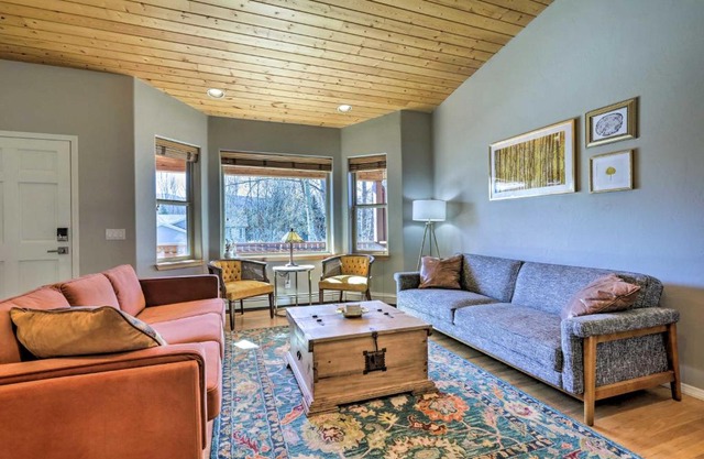 Cozy Carbondale Escape with Deck and Grill!