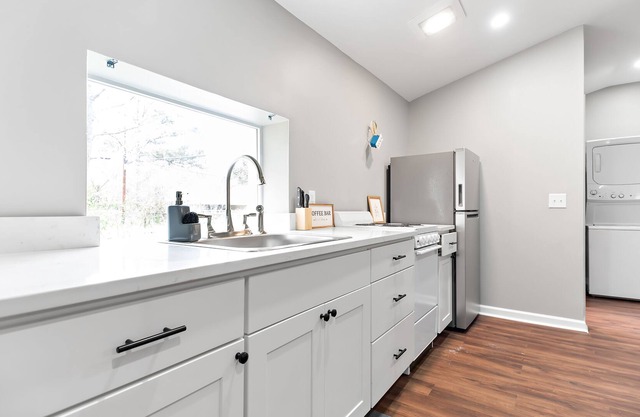 Cozy Carriage House close to downtown and hospitals.