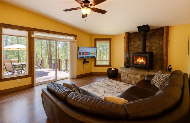 Cozy Cascade Cabin, Short Walk to the Lake!