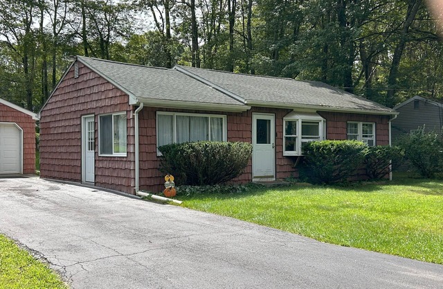 Cozy Cedar Cottage in Pocono Summit! Kalihari, Camelback, Mt. Airy. Walk to lake