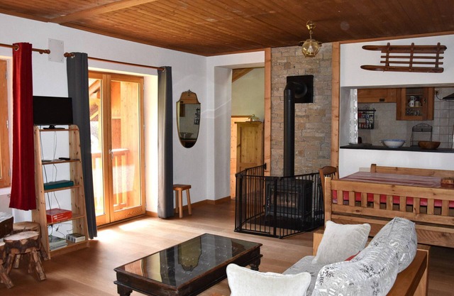 Cozy chalet for 6 near center, south garden, 1 bedroom, mezzanine