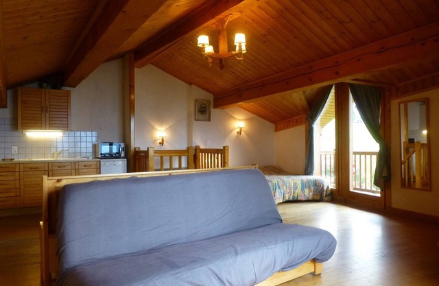 Cozy chalet for 10, ski-in access, Vallandry