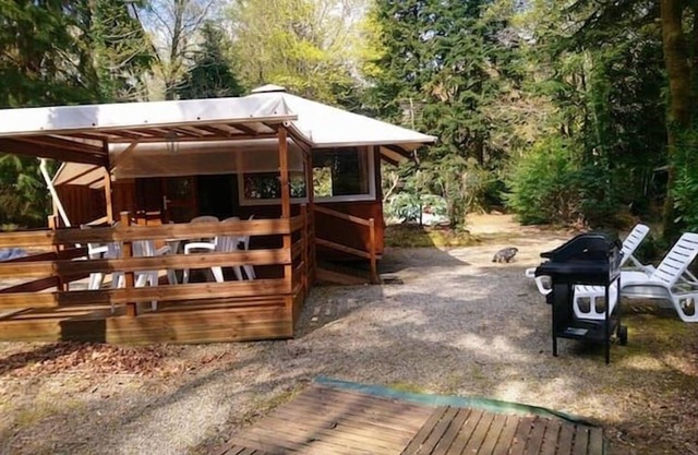 Cozy chalet for 4 people in campsite in Finistère, Brittany with swimming pool.