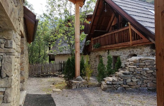 Cozy Chalet for 5 with Mountain Views, Balcony, Fireplace, and Modern Amenities in Pra Loup