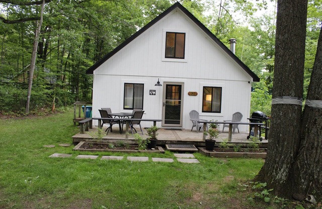 Cozy Chalet: Higgins & Houghton Lakes