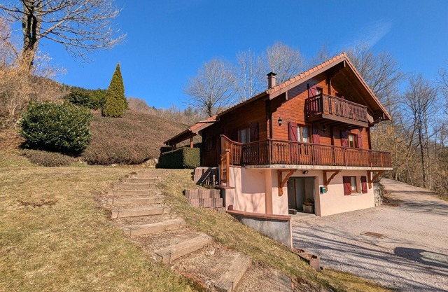 Cozy Chalet Near Ski Slopes and Lake, Sleeps 7, WiFi, Fireplace, Large Garden, Garage