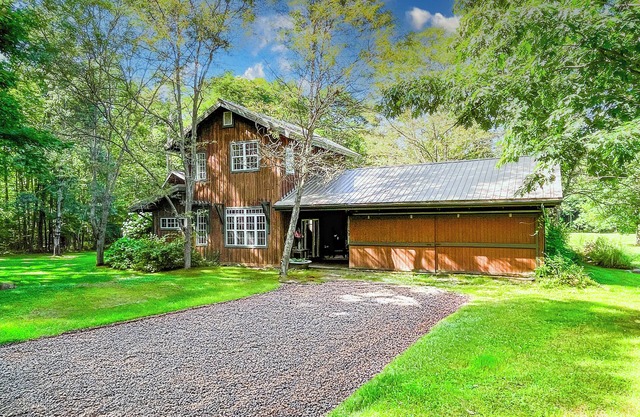Cozy CHQ Farmhouse Escape by Stream & Cabin - 2.8mi to Main Gate, sleeps 12!