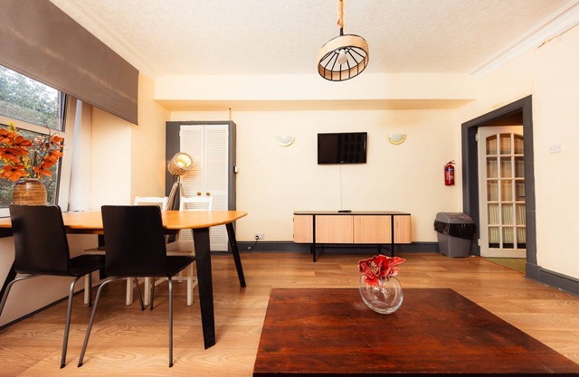 Cozy City Centre 1 Bedroom Apt by the Meadows! 4