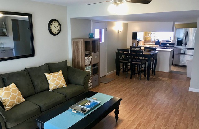 Cozy Clean and Quiet 2 Bed/1 Bath Home. Steps from Lake and Park!