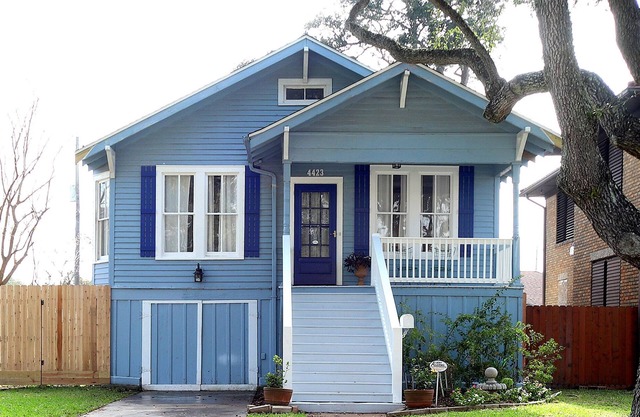 Cozy Coastal Cottage 5 minutes from the Seawall. Fenced yard with chicken coop