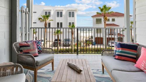 Cozy Coastal Getaway with Pool Access & Short 5-min Walk to Beach