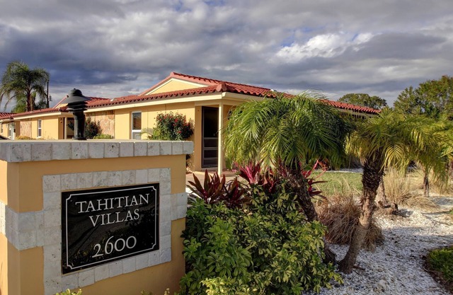 Cozy Coastal Villa - Close To Beaches, Parks, Shops, Walking & Bike Trails