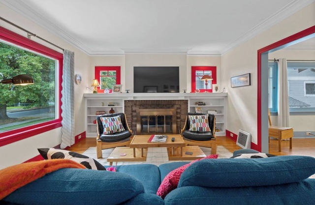 Cozy, colorful Manito bungalow