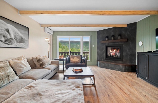 Cozy Condo Overlooking Mont Tremblant and the lake