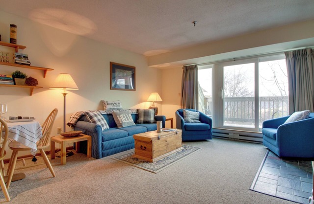 Cozy Condo w/Community Pool, Walk to Slopes!