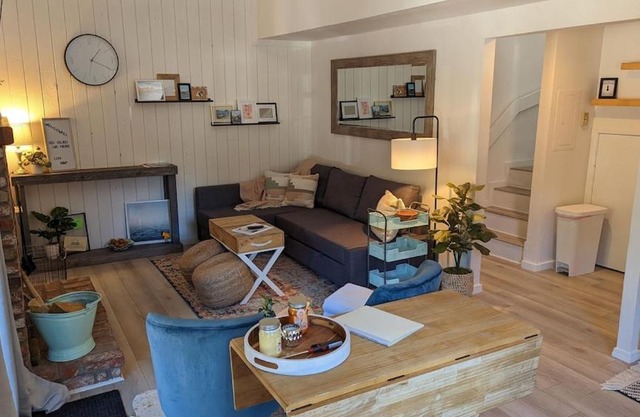 Cozy condo walking distance to village and gondola w/ pool/ jacuzzi sleeps 4.