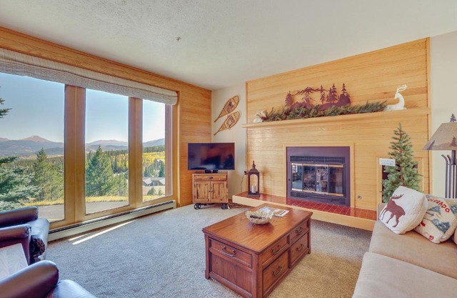 Cozy Condo with Balcony and Mtn Views in Silverthorne