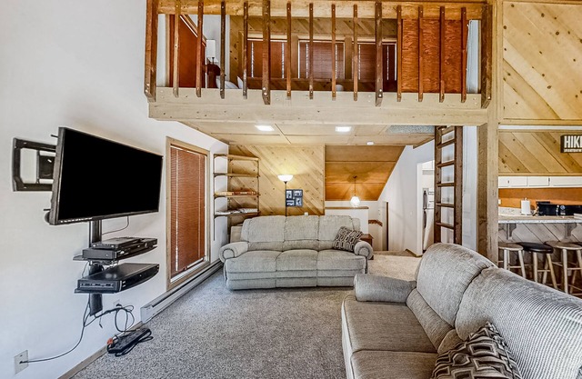 Cozy condo with deck, pools & hot tubs - great location near Shaver Lake