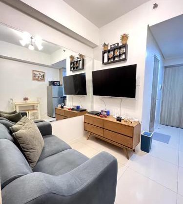 Cozy Condo with pool view and FREE parking!