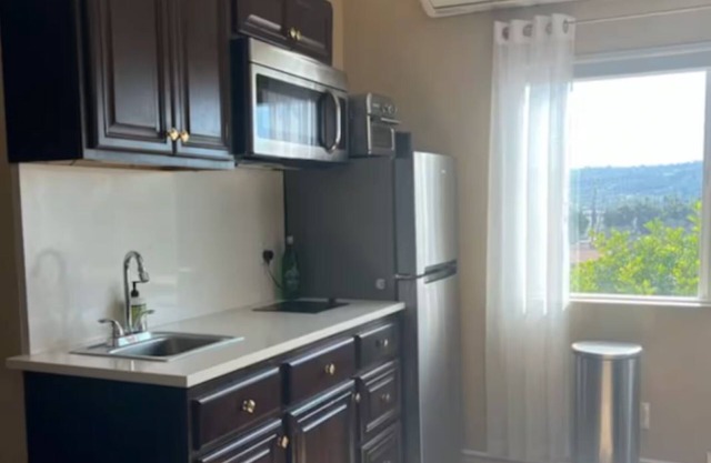 Cozy condo with views, Jacuzzi, fitness room, WiFi in superb Bonsall