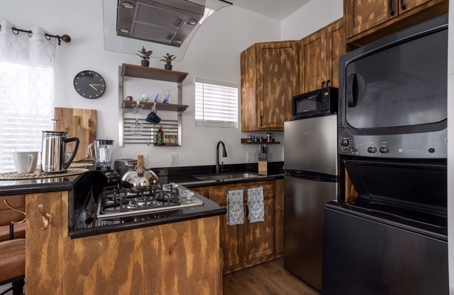 Cozy cottage 10 min from LAX and downtown