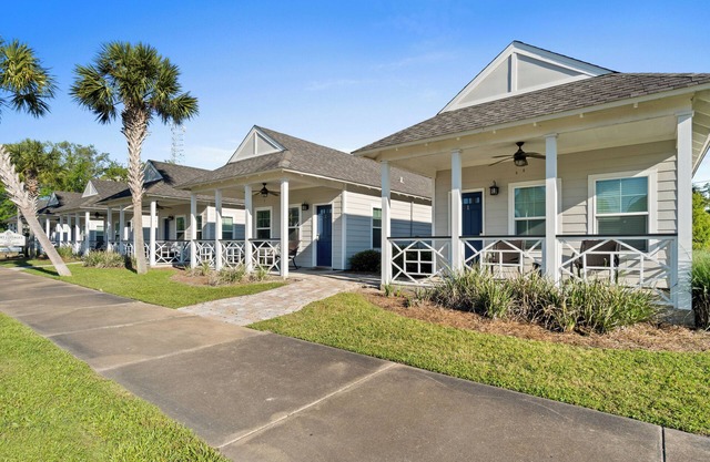 Cozy Cottage 4 of 6 by Pool|2BR | Grill | Near Bay and Marina
