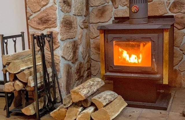 Cozy Cottage for Fam! Firepit, Woodstove, Games!
