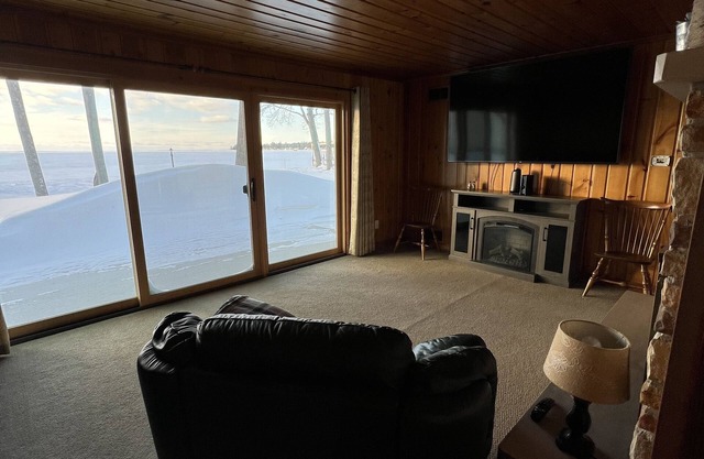 Cozy Cottage, fresh laid sod, new concrete patio and sidewalk, sandy beach!