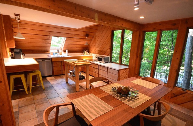 Cozy cottage high in the trees. Walk to the beach. Small dog considered.